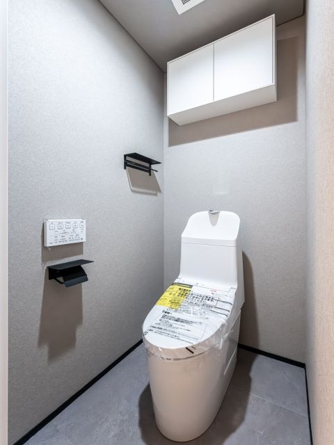 トイレはTOTOの一体型タイプ。自動開閉できるので便利です。