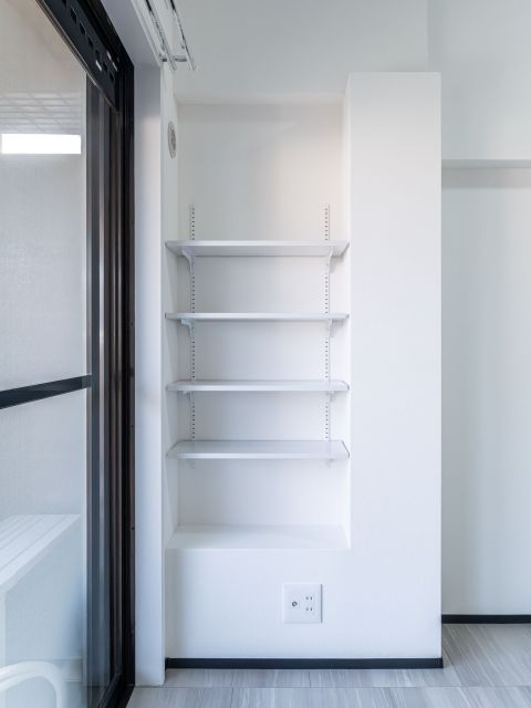 居室には収納棚もあり。