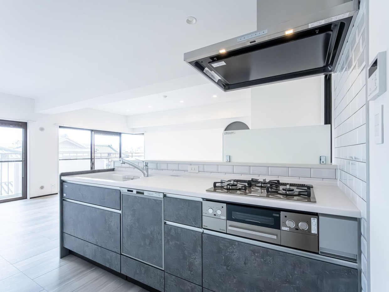 キッチンはタカラスタンダードのリフィット2400サイズです。キッチンの壁はタイルでお洒落に仕上がっています。