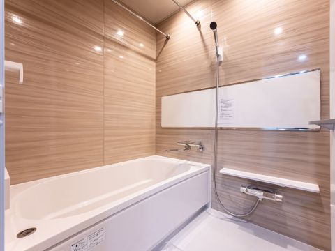 浴室はタカラスタンダードのグランスパ1317サイズ。全面カラーパネルで高級感あり。