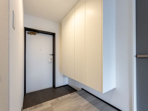 大容量のシューズボックス付き。ベビーカーなど収納しやすいようにシューズボックスを浮かせて設置しています。