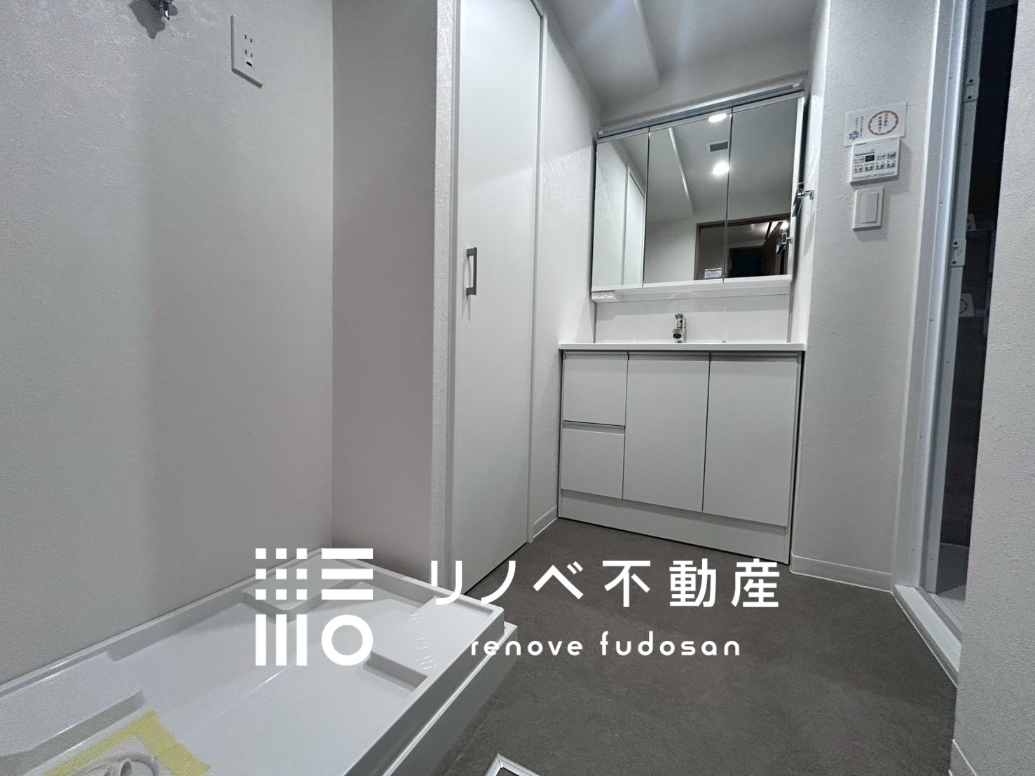 11月に洗面化粧台を新規交換。使いやすい3面鏡で収納力もしっかり確保された、清潔感ある洗面スペースです