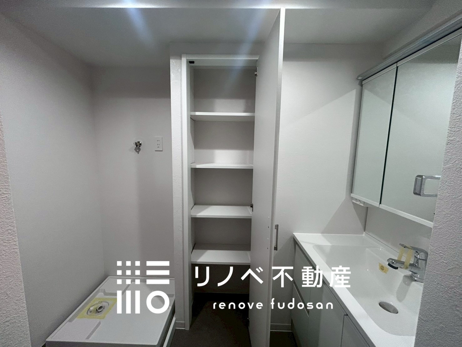 高さのある可動棚収納で、洗面周りのアイテムをまとめて整理。見た目も機能もスマートな収納力