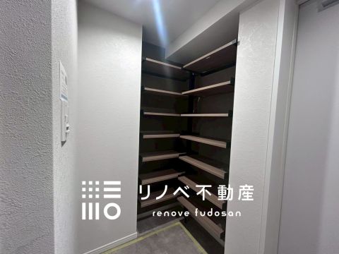 ゆとりある玄関スペースにL字型収納付き