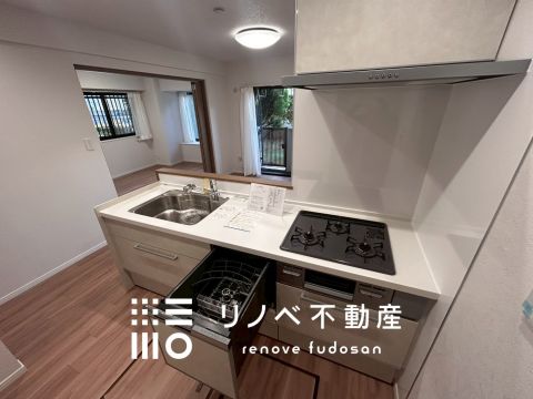 11月リフォームで新品に交換された薄ブラウンのカウンターキッチン。食洗器付きで家事も快適に