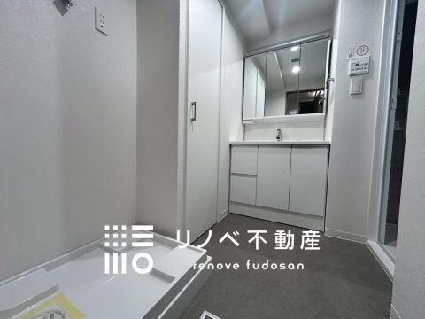 11月に洗面化粧台を新規交換。使いやすい3面鏡で収納力もしっかり確保された、清潔感ある洗面スペースです