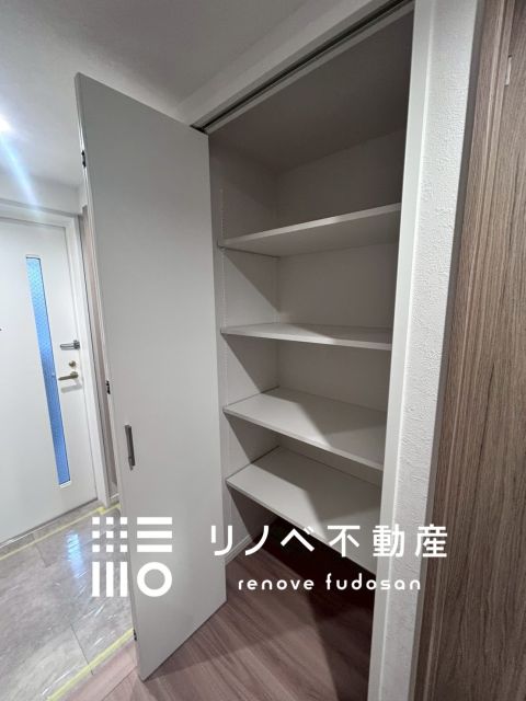 廊下に設けられた収納で、日用品や掃除用具もすっきり整理可能