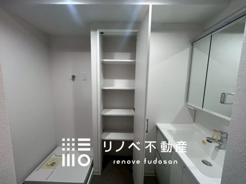 高さのある可動棚収納で、洗面周りのアイテムをまとめて整理。見た目も機能もスマートな収納力