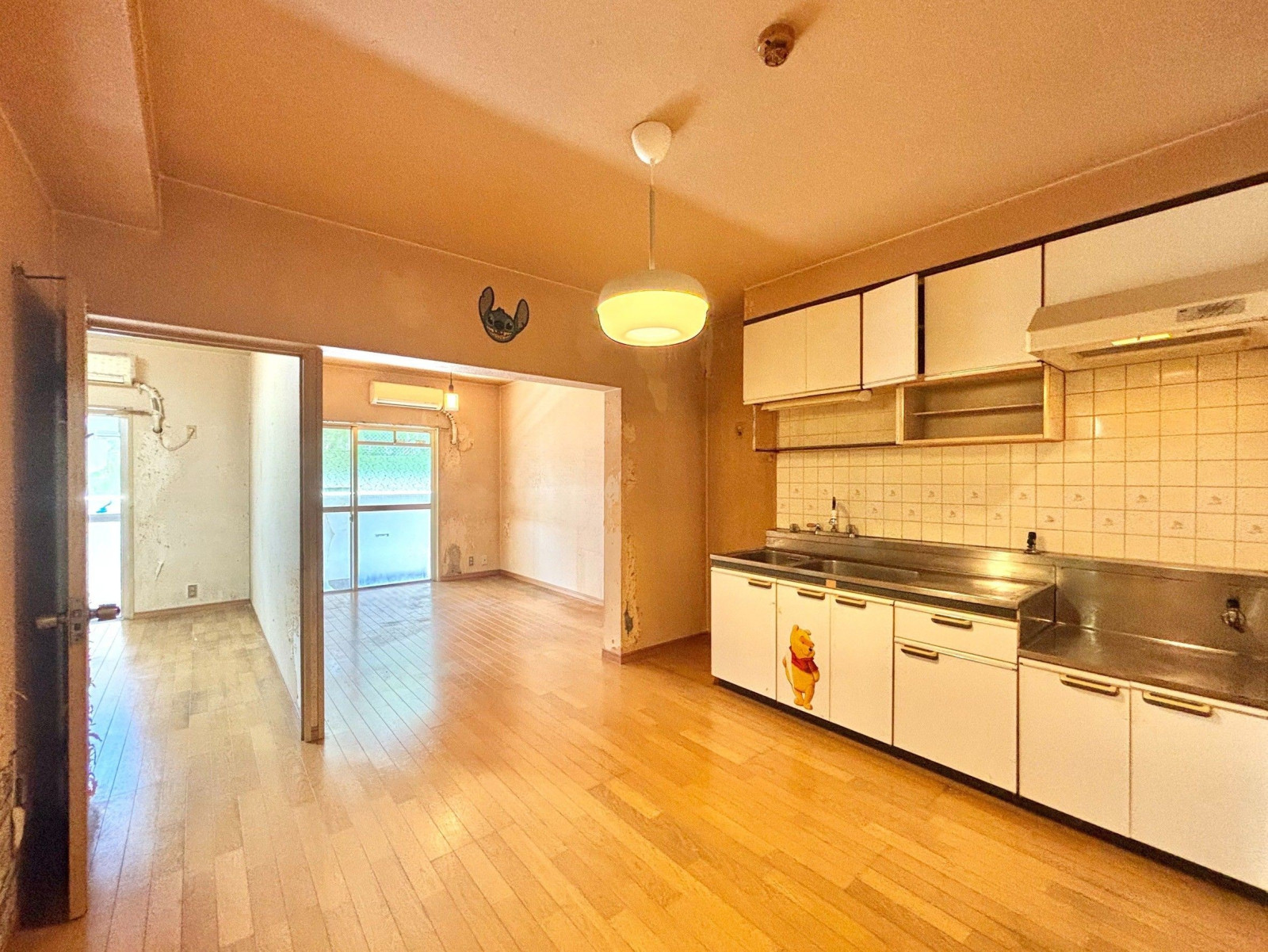 ダイニングキッチンです。奥のリビングと併せて約12帖になります。