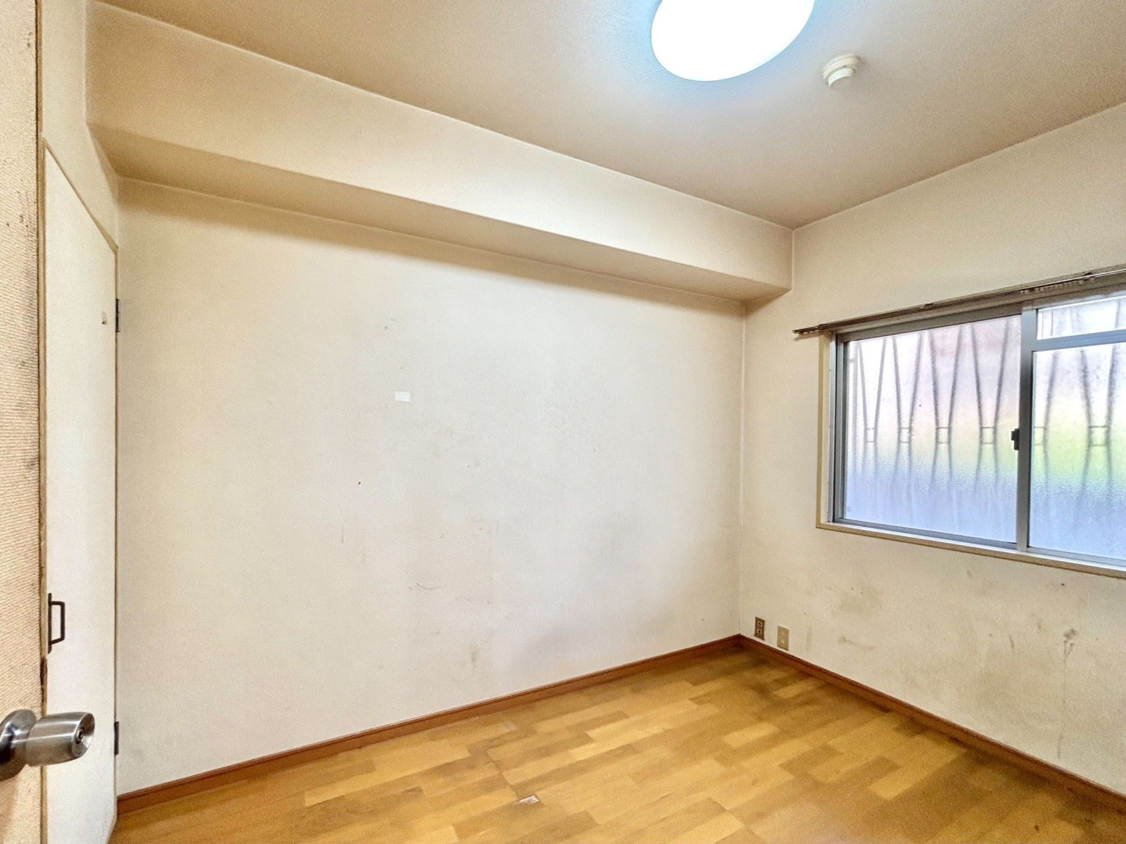 約4.5帖の洋室。