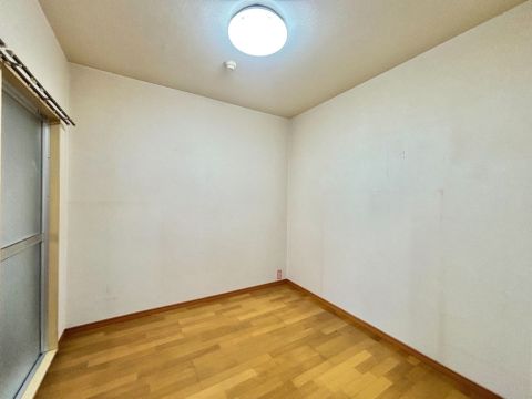 約4.5帖の洋室。