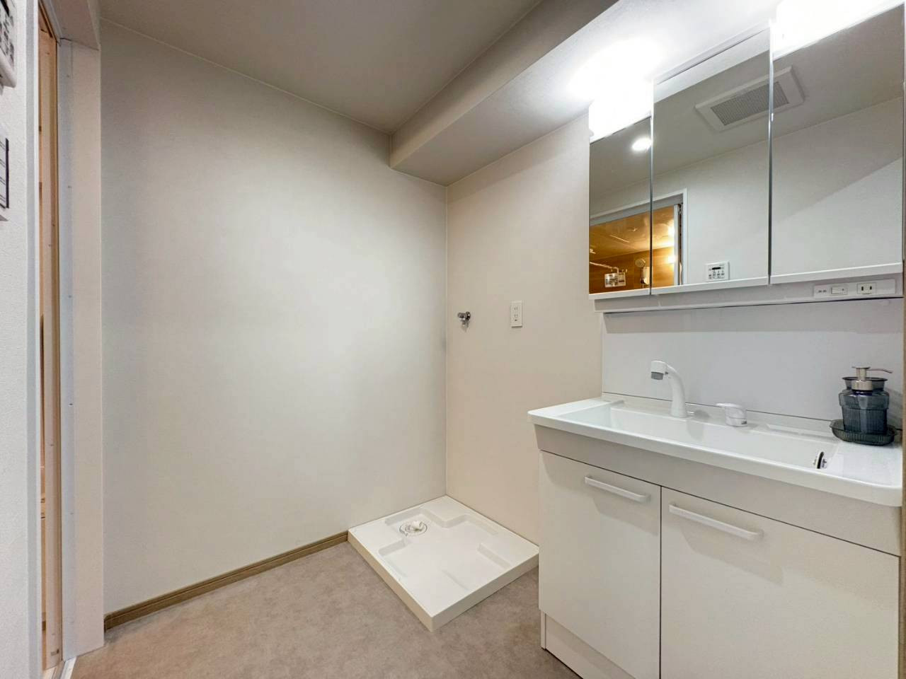 洗面台は人気の三面鏡タイプ。鏡の裏収納で洗面台もすっきりと保つことが出来ます。