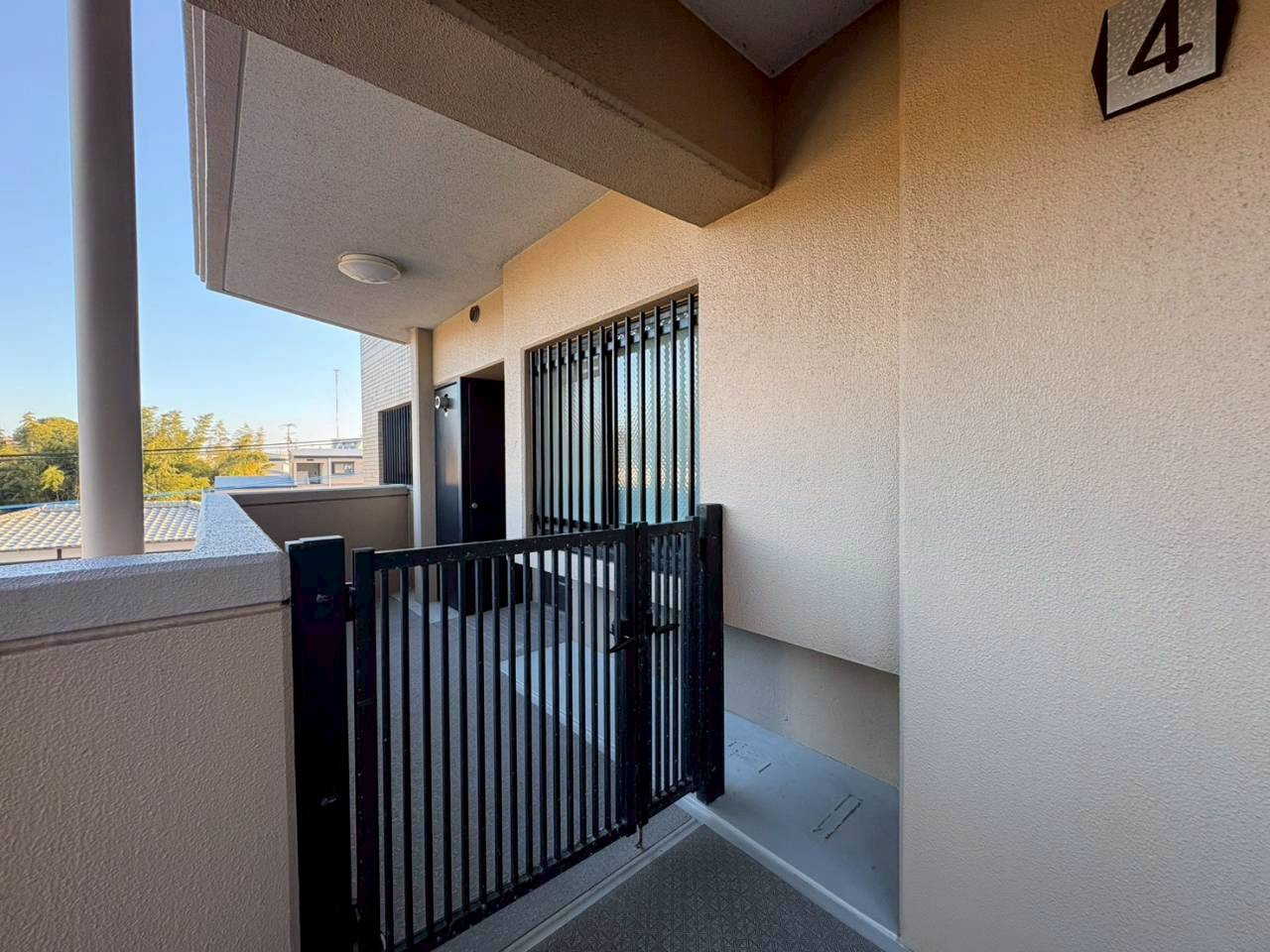 プライバシーを守ることのできる玄関ポーチ付きです。