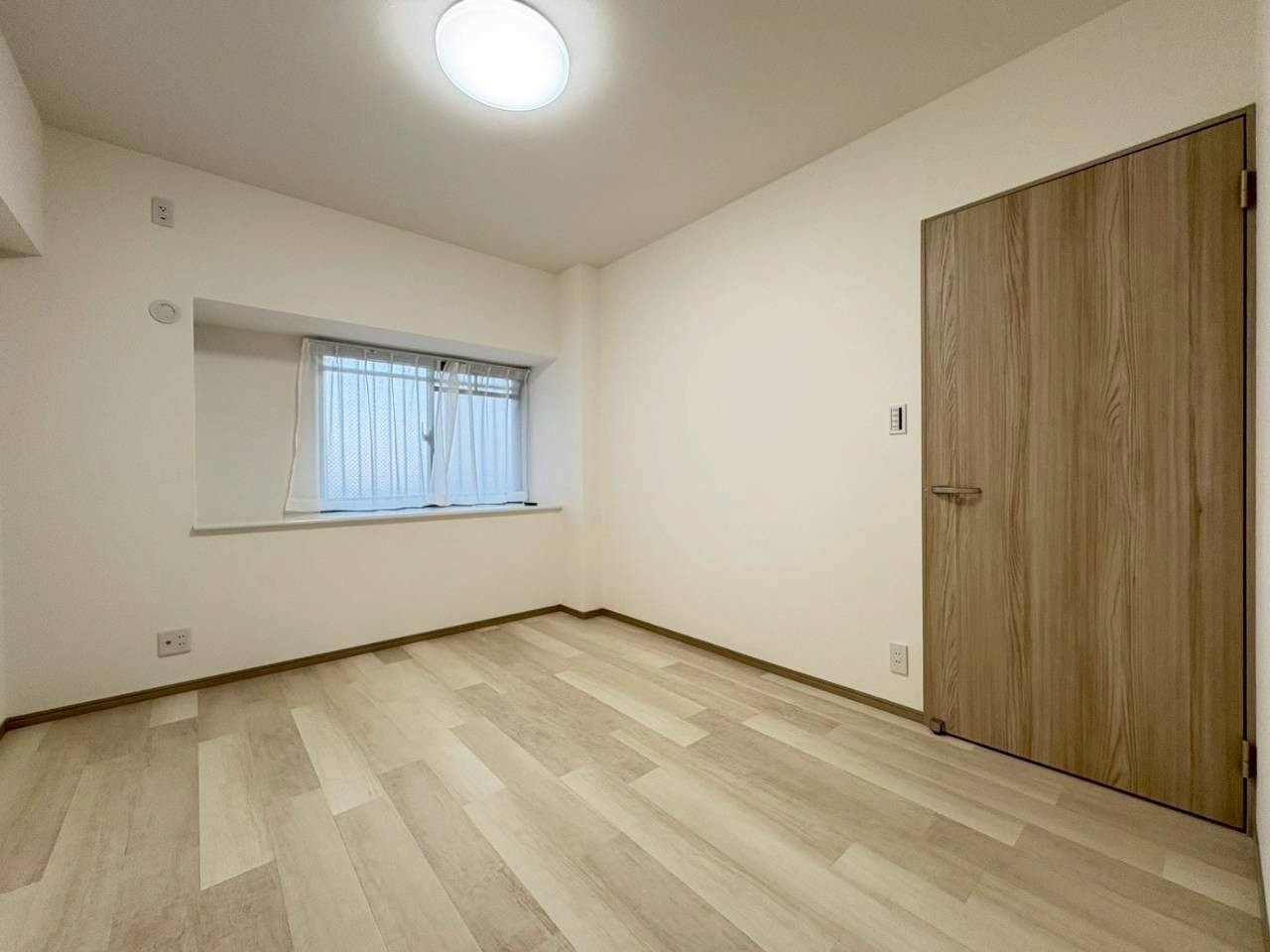 約6.9帖の居室です。出窓もあり、インテリアも楽しめそうです。