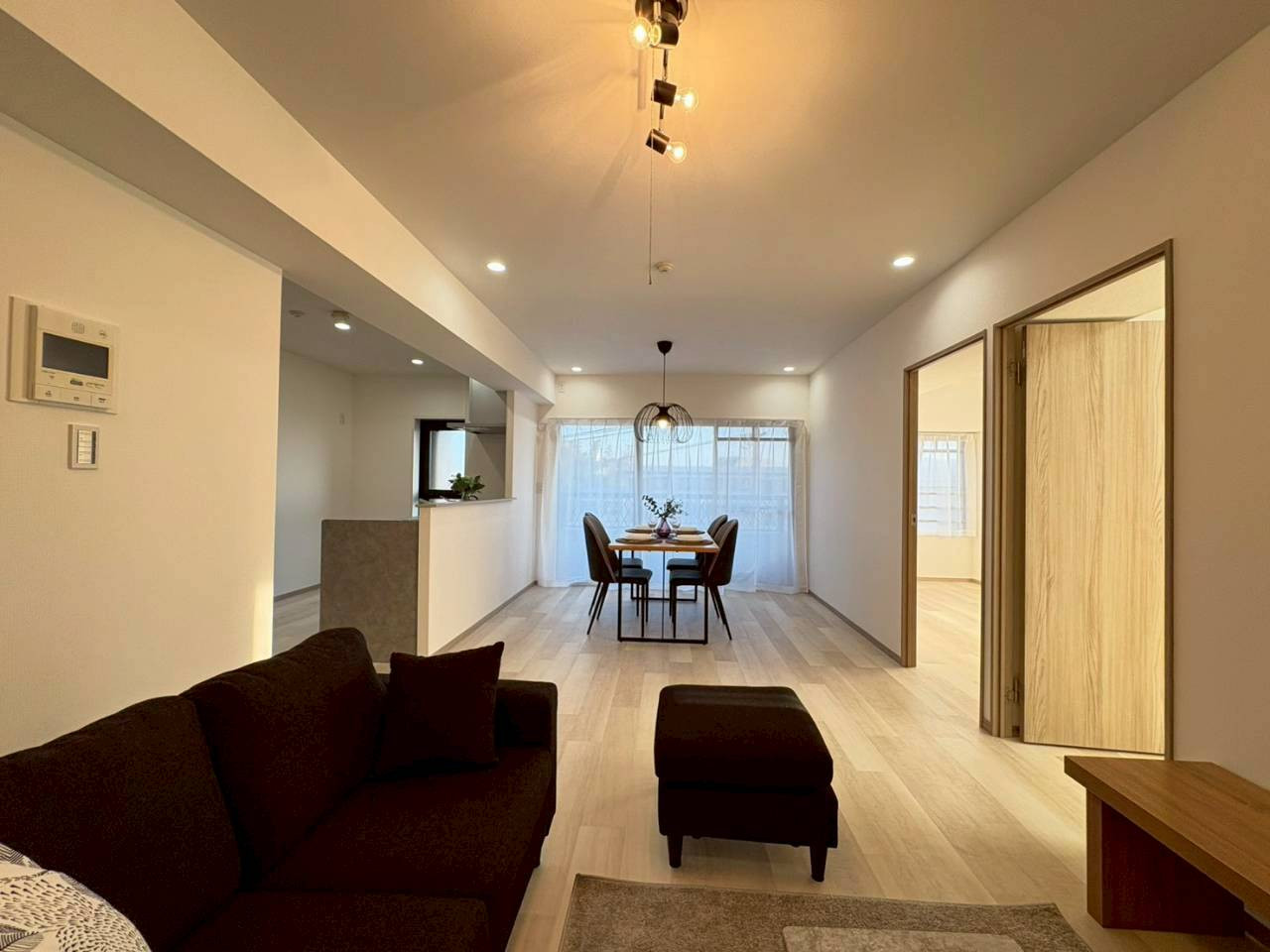 LDKは約18.1帖と広々としています。ご家族で集まってもゆったりと過ごせる空間となっております。