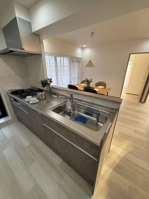 キッチンはリビングのご家族とコミュニケーションがとりやすい対面式キッチン。食器洗浄機もついて家事の負担を軽減してくれます。