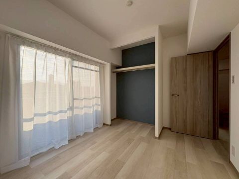 約6.9帖の居室。バルコニーに面しており開放的です。