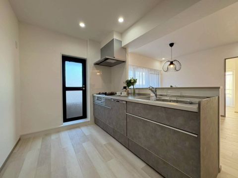 キッチンはリビングのご家族とコミュニケーションがとりやすい対面式キッチン。食器洗浄機もついて家事の負担を軽減してくれます。