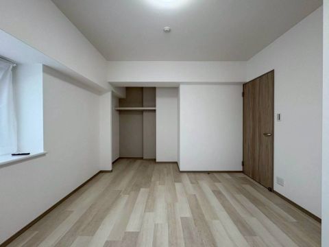 約9.2帖の居室です。広々としたお部屋なのでご家族の主寝室にもおすすめです。