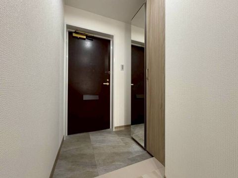 玄関です。大きな姿見もありますので、お出かけ前のチェックもできます。