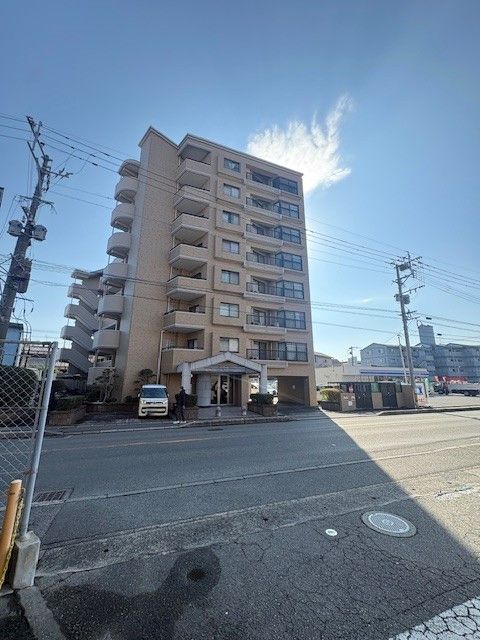 オートロックやモニター付きインターホン、宅配ボックスなどあると安心の設備も充実。