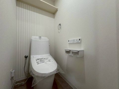 トイレは白を基調としたすっきりと清潔感のある空間となっております。