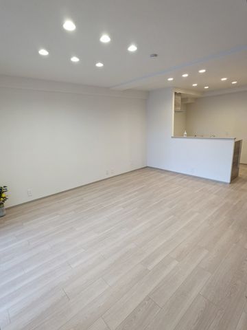 主要採光面が南向きで、陽射しが降り注ぐ約15.7帖のLDK。