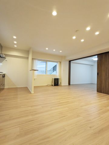 ダウンライトの照明がお洒落なLDK。理想のリビングのイメージが広がりますね