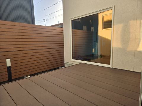 高い目隠しフェンスがあり、外からの視線を気にせずくつろげる特別な空間です。玄関ホールから望める位置にあり、植栽で坪庭風にアレンジするのもおすすめです。