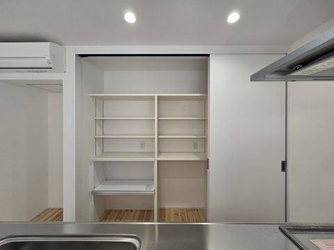 食器類がたっぷり収まり、いつもすっきり片付きます。3枚の扉が連動するため、開閉動作は最小限で利用できます。