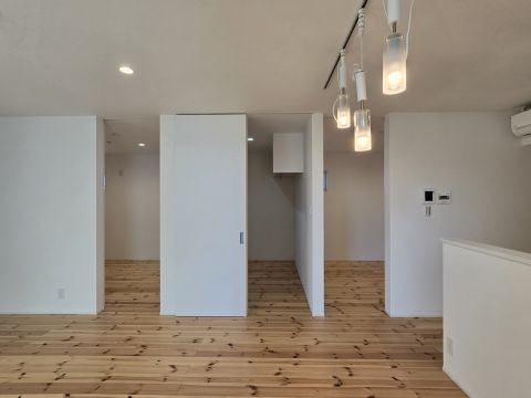 大きな引き戸を閉めれば個室に、開ければ開放的な空間として使えるフレキシブルな間取りです。家族構成やライフステージの変化に合わせて、空間を自由にデザインできます。