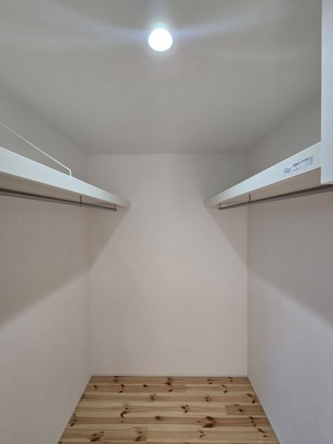 収納力抜群。整理整頓がはかどるウォークインクローゼット。生活感を隠し、お部屋を常にスッキリとした状態に保てます。