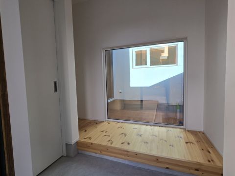 扉を開けると、まず目に飛び込むのは、外のウッドデッキへと視界が抜ける大きな窓。圧迫感のない、明るく開放的なエントランスが、住む人はもちろん、訪れる人も心地よく迎え入れます。