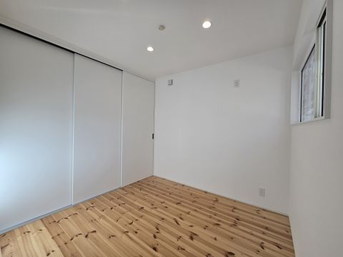 4.5帖の洋室。家具の配置がしやすいシンプルな間取りで、寝室としても子供部屋としても使い勝手の良い一室です。