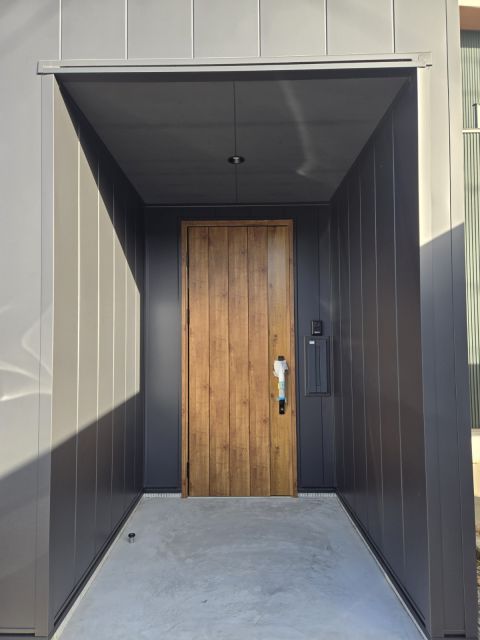 リビングからフラットにつながる広々としたウッドデッキ。高いフェンスが周囲の視線を遮り、カーテンを開けたままでも過ごせる開放感があります。