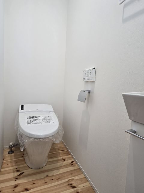 白を基調とした清潔感あふれるトイレ。