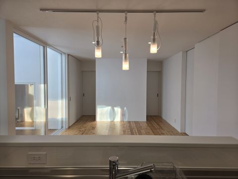 キッチンから見るリビングの眺め。