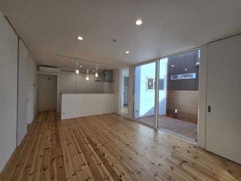 リビングからフラットにつながる広々としたウッドデッキ。高いフェンスが周囲の視線を遮り、カーテンを開けたままでも過ごせる開放感があります。