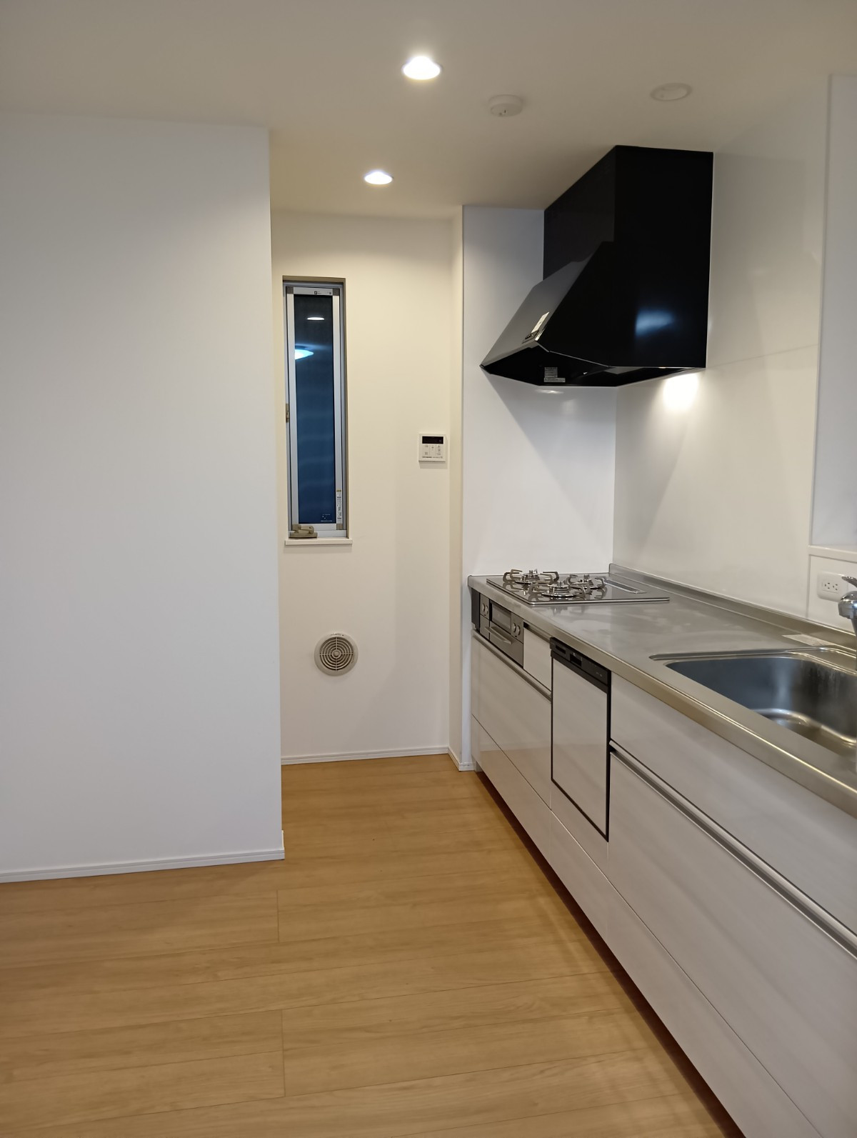 ビルトインタイプの食洗器付き。お皿洗いの手助けをする優れもの。家事の時短に一役買ってくれること間違いなしです。