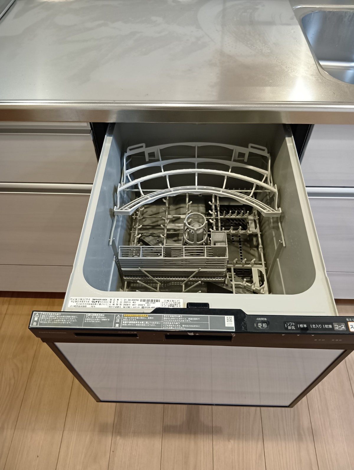 ビルトインタイプの食洗器付き。お皿洗いの手助けをする優れもの。家事の時短に一役買ってくれること間違いなしです。