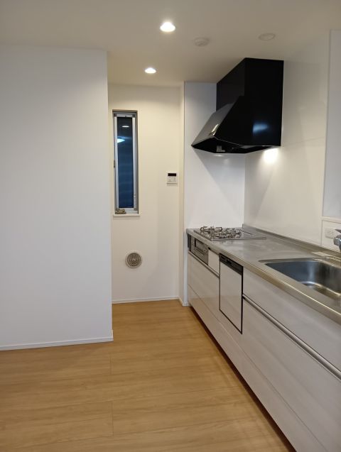 ビルトインタイプの食洗器付き。お皿洗いの手助けをする優れもの。家事の時短に一役買ってくれること間違いなしです。