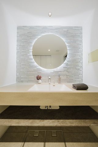 【洗面室】一面鏡は鏡の掃除がしやすいため、毎日綺麗に使用することができます。