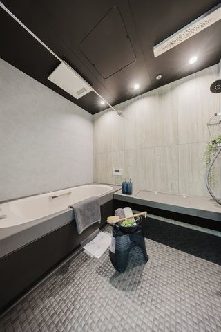 【バスルーム】浴室乾燥機がついているので、お天気に左右されずに洗濯物を乾かすことができます。