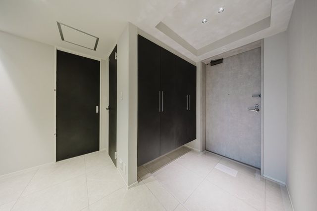 【玄関】玄関には人感センサー付き照明が設置されています。シューズボックス付きで玄関回りがすっきりと片