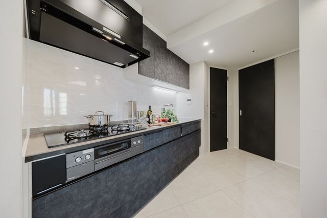 【キッチン】壁付けタイプのキッチンはお料理に集中できるのと、収納力が豊富です！