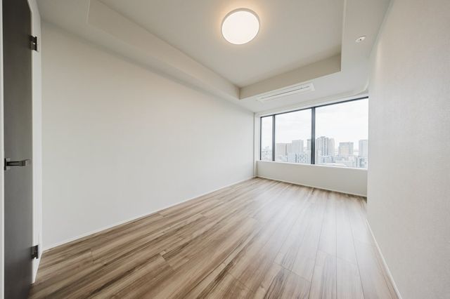 【洋室】明るい日差しがたっぷりと降り注ぎます。