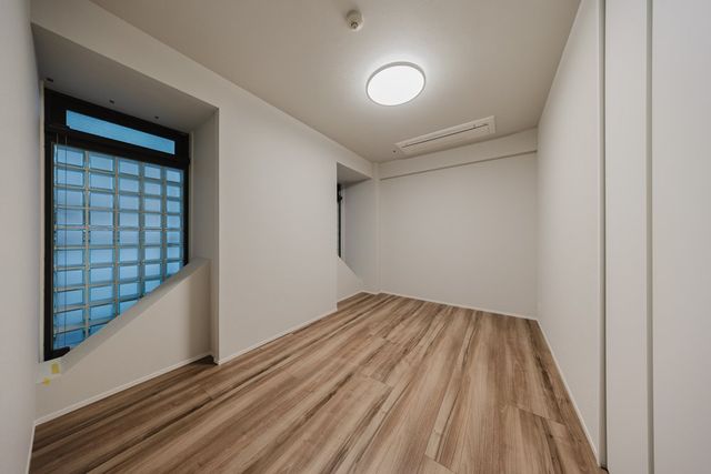 【洋室】玄関側の洋室