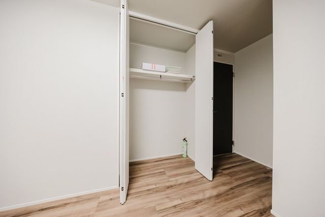 【収納】ハンガーパイプと枕棚があるので効率良く収納ができます。