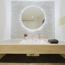 【洗面室】一面鏡は鏡の掃除がしやすいため、毎日綺麗に使用することができます。