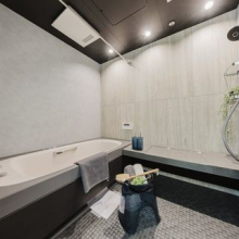 【バスルーム】浴室乾燥機がついているので、お天気に左右されずに洗濯物を乾かすことができます。